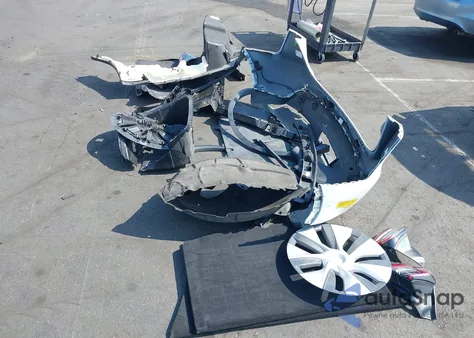 2022 Tesla Model Y Long Range Dual Motor All-Wheel Drive z USA, uszkodzony, nr VIN 7SAYGDEE6NF345975